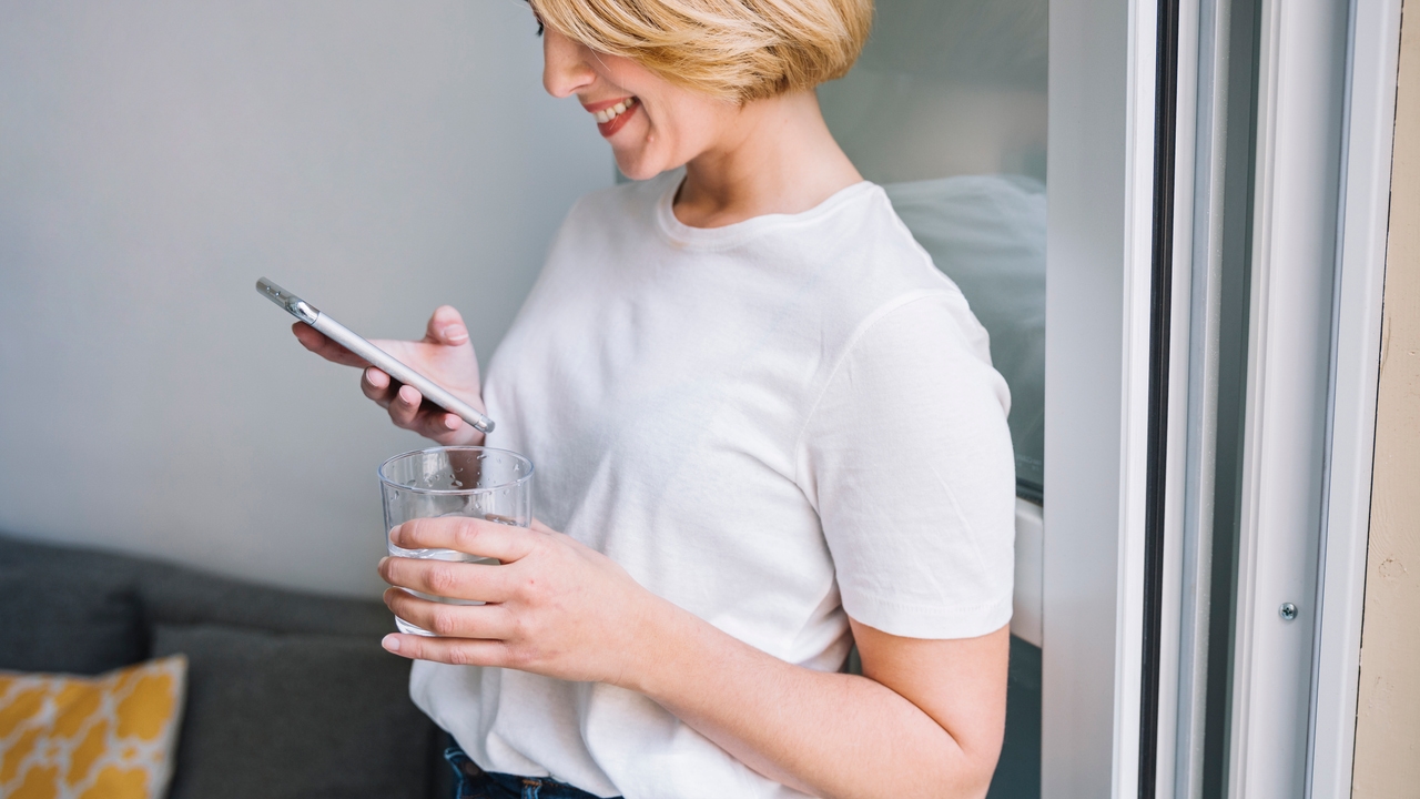 調査は、携帯電話が私たちの会話を聞いていることを明らかにしています、そしてこれが理由です