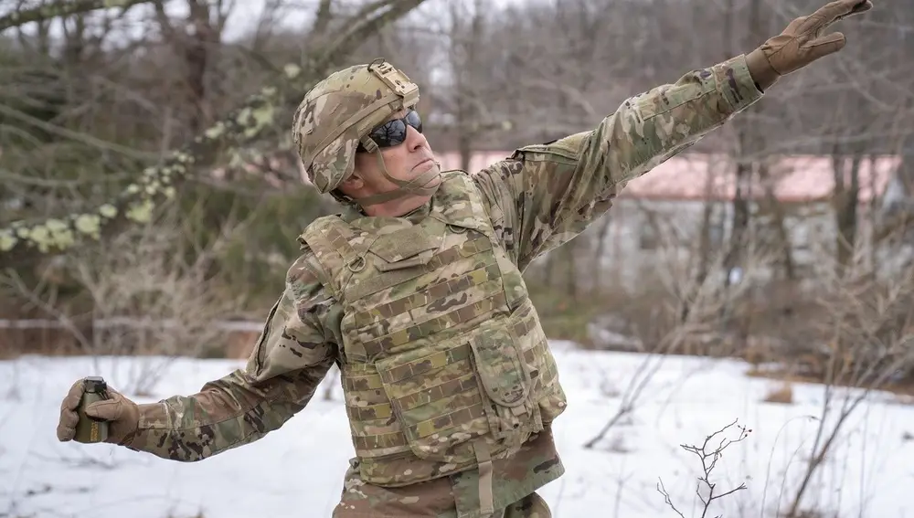 M111を発射する位置にある兵士。