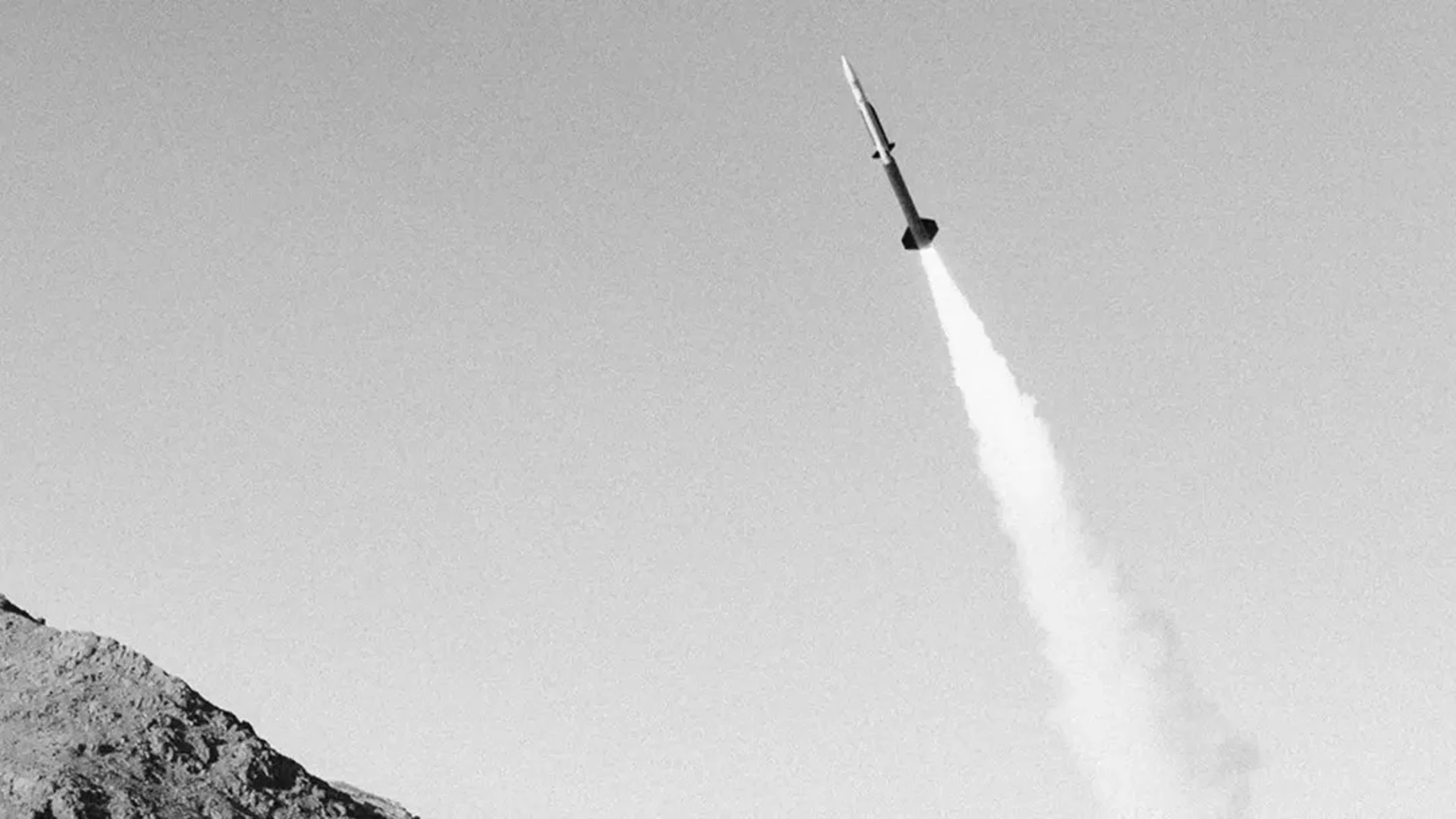 F/A-18 ホーネット戦闘機と HIMARS 発射装置に搭載される米国の新型極超音速ミサイル