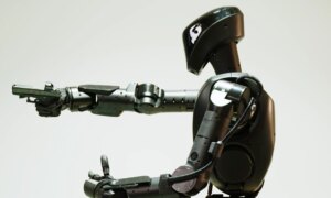 ウクライナ、初の人型戦闘ロボットを前線でテスト