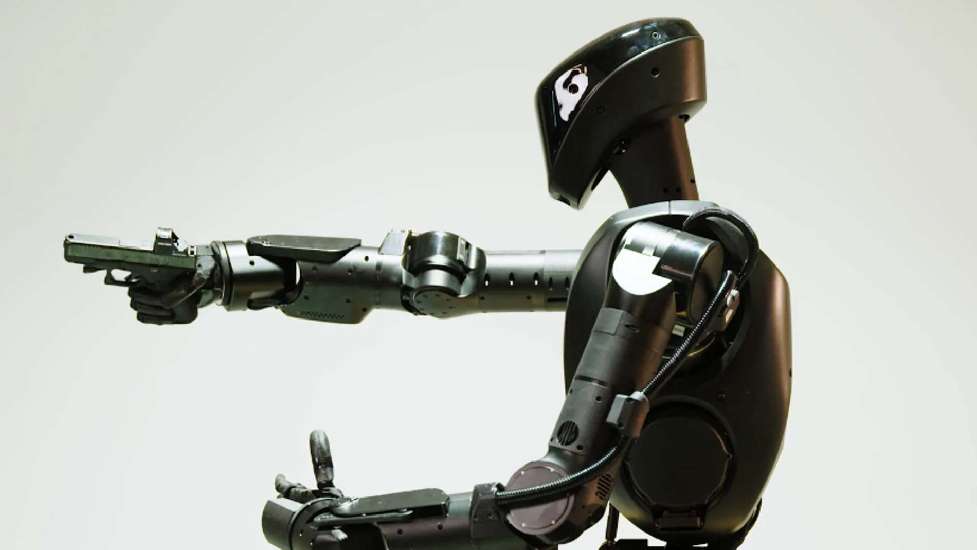 ウクライナ、初の人型戦闘ロボットを前線でテスト