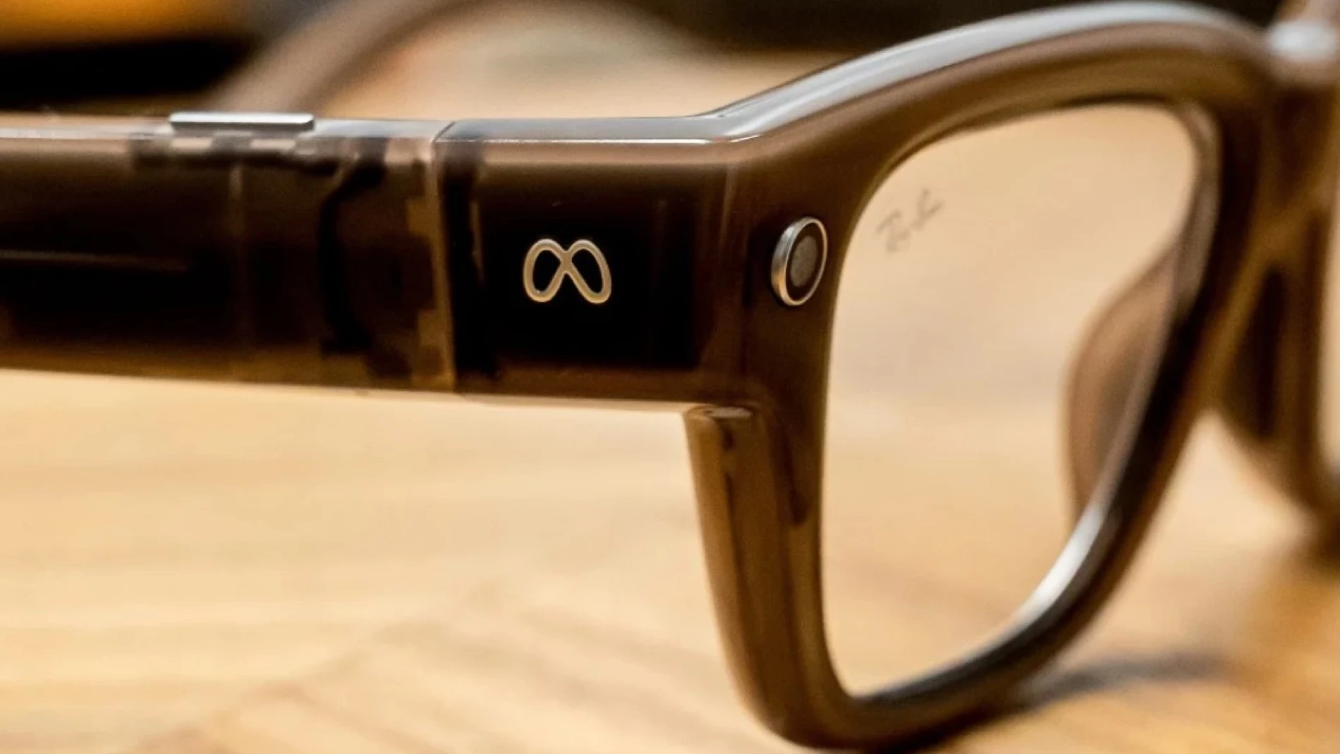 これは、Ray-Ban メガネを使用して録画されているかどうかを知る方法です。 Meta: プライバシーを保護する方法