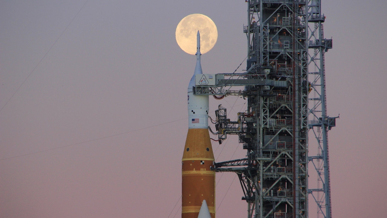 アルテミス III は 2027 年に前倒しされ、月面着陸は 2028 年にアルテミス IV に移行します。