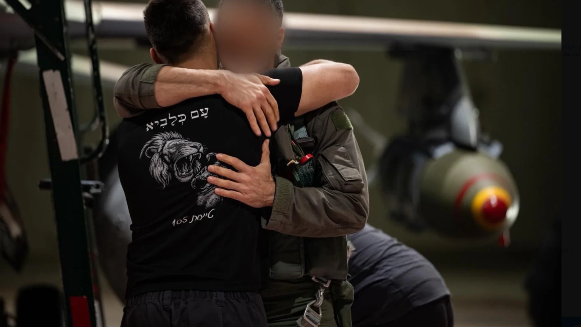 軍事アナリストの興味をそそるF-16のミサイル上の謎の赤い点