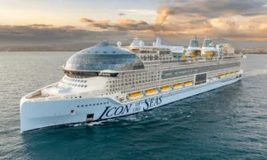 重さは25万トン、サッカー場3つを合わせた大きさで、1万人を収容できる。