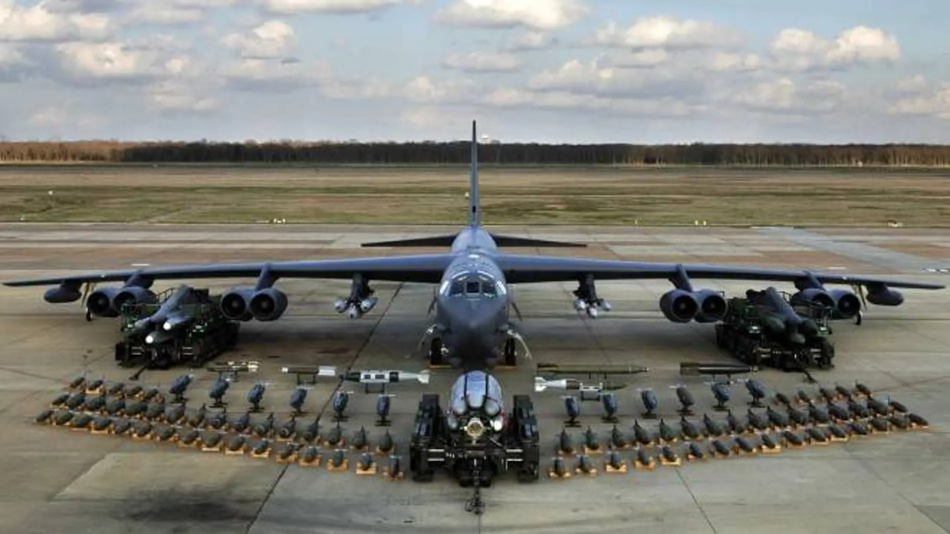 B-52には、4倍の重量の爆弾を搭載するための新しい外部兵器サポートが搭載されます