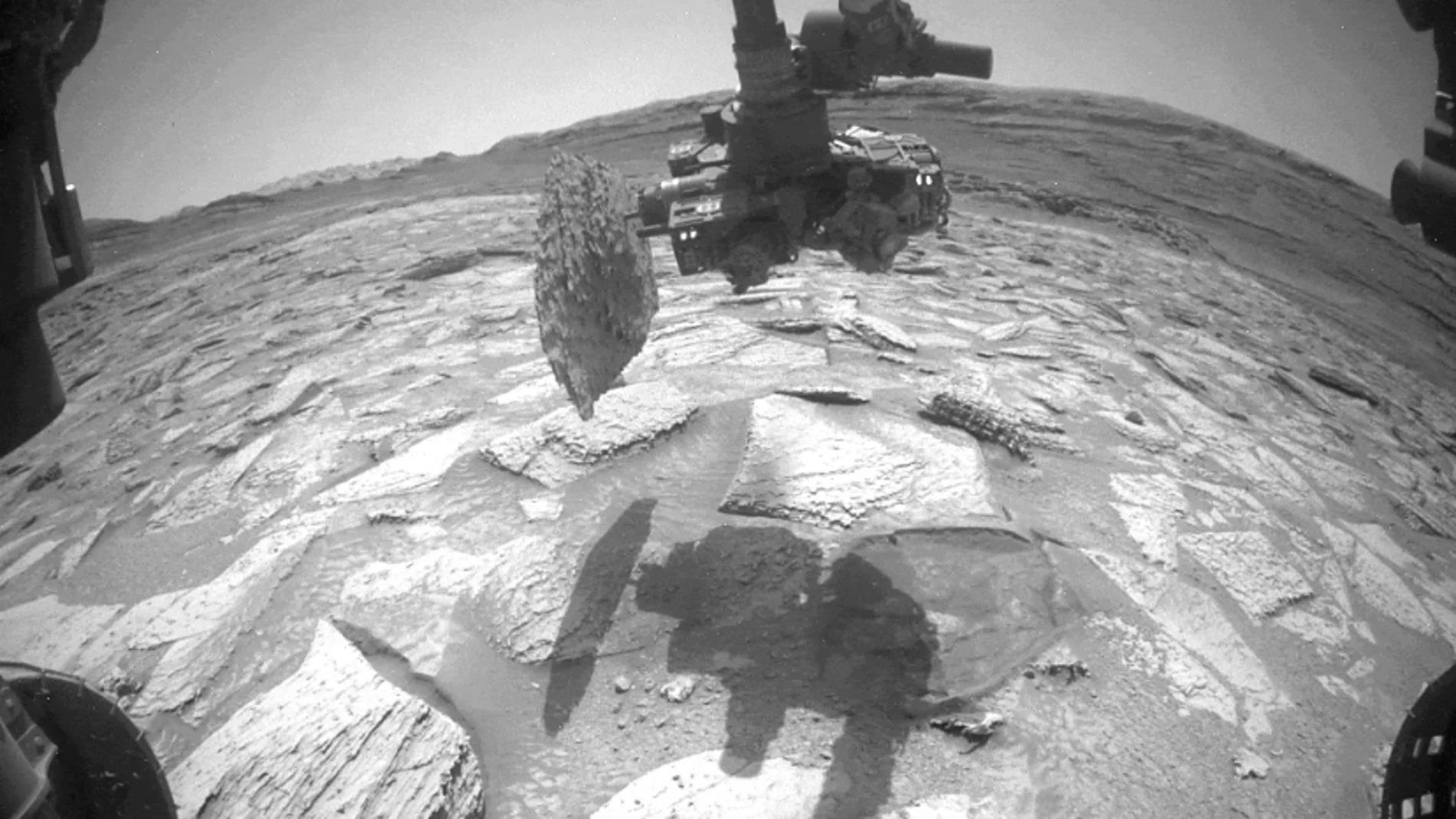 NASAの探査車「キュリオシティ」ドリルが13キロの火星の石に6日間引っかかった