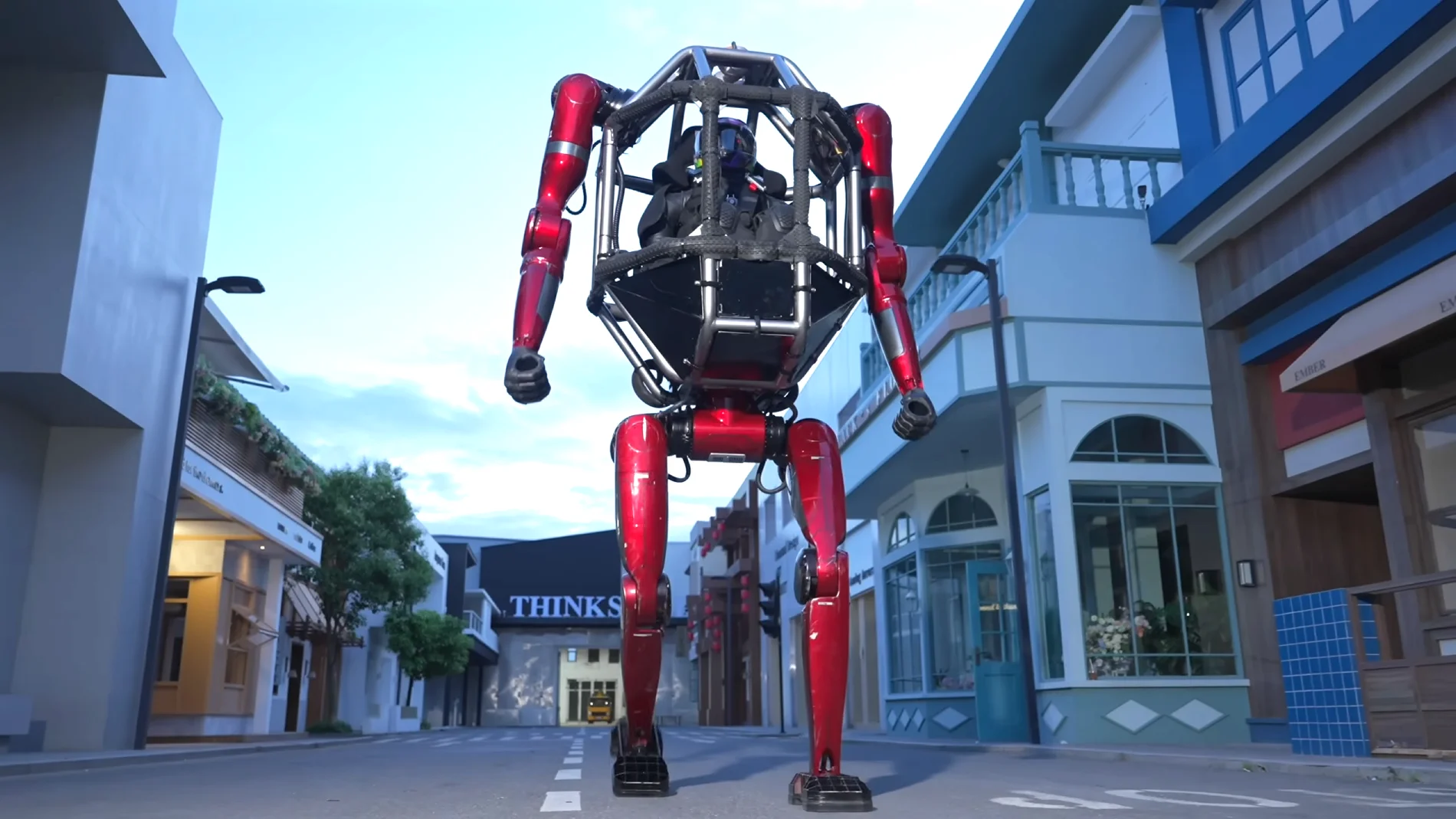 中国、二本足から四本足に変形する有人メカロボットを発表