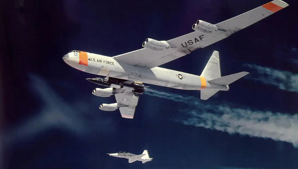 B-52 が搭載する X-15。
