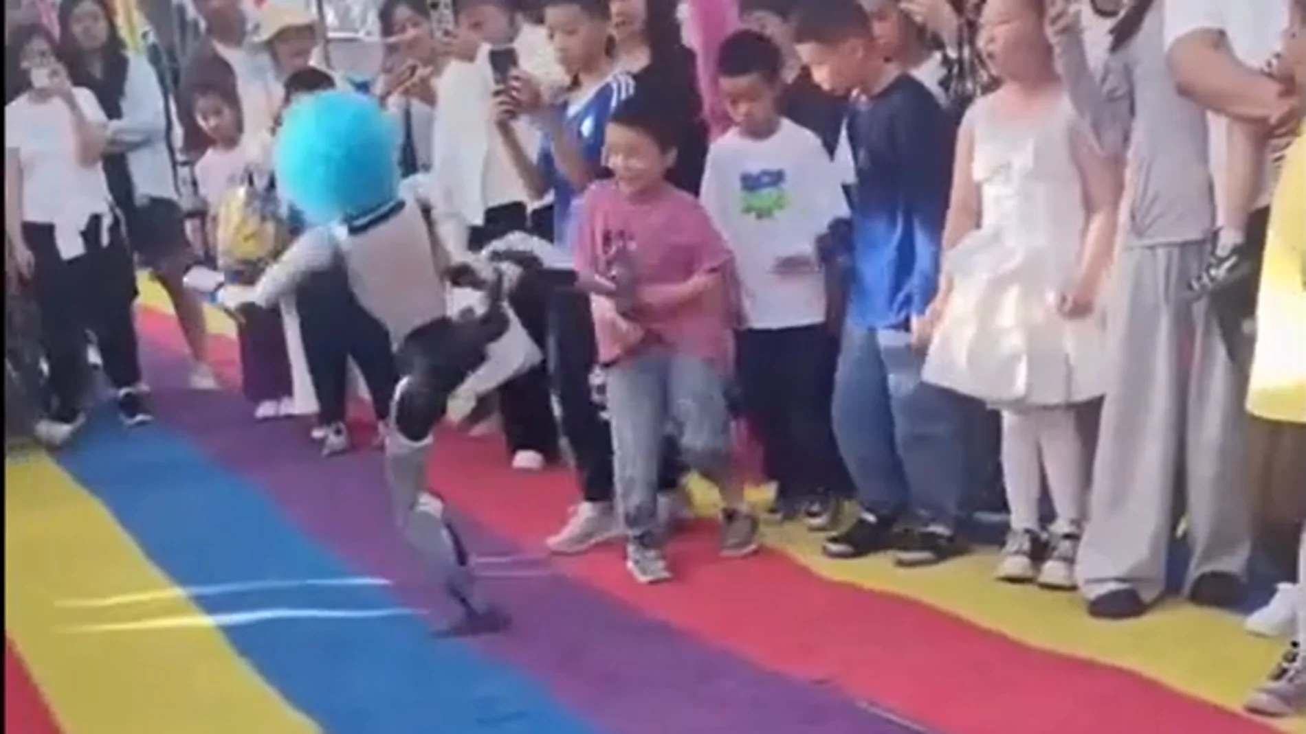 ウイルス：中国で子供を蹴ったロボット