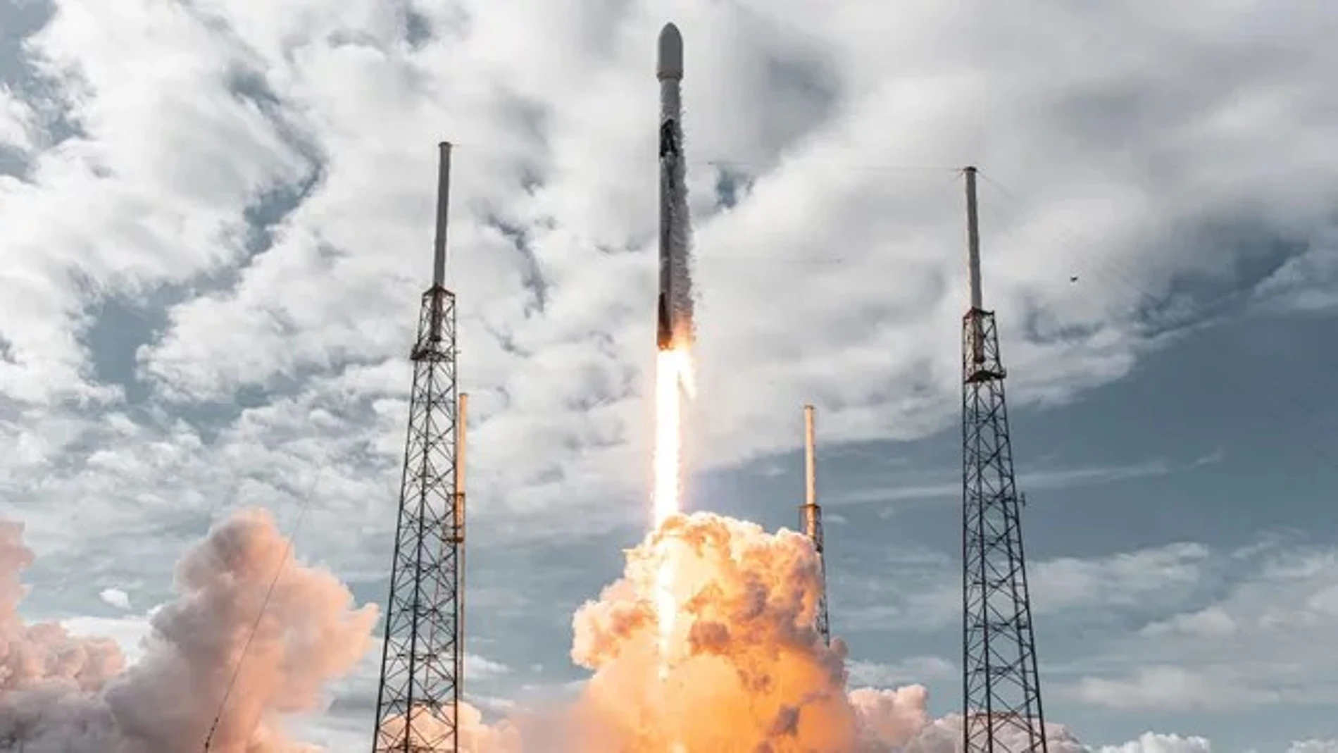 SpaceX、初の商用原子力衛星を打ち上げ