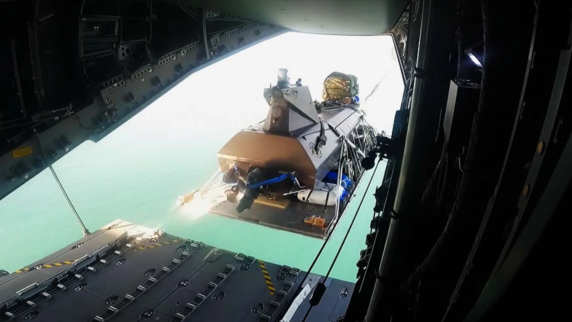 イギリス海軍が世界初の軍用機からの無人船舶の進水に成功