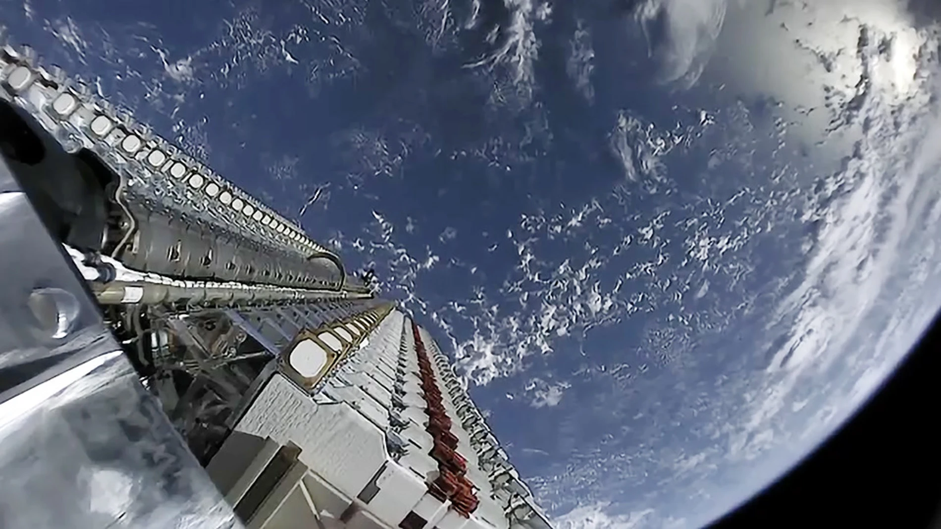 SpaceX の Starlink 衛星は、昨年 355,000 回以上の衝突回避操作を実行しました