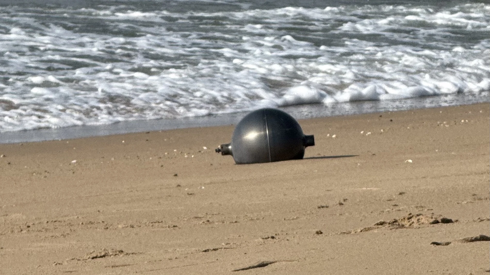 オーストラリアの海岸に空から落ちた謎の金属球とは何でしょうか？