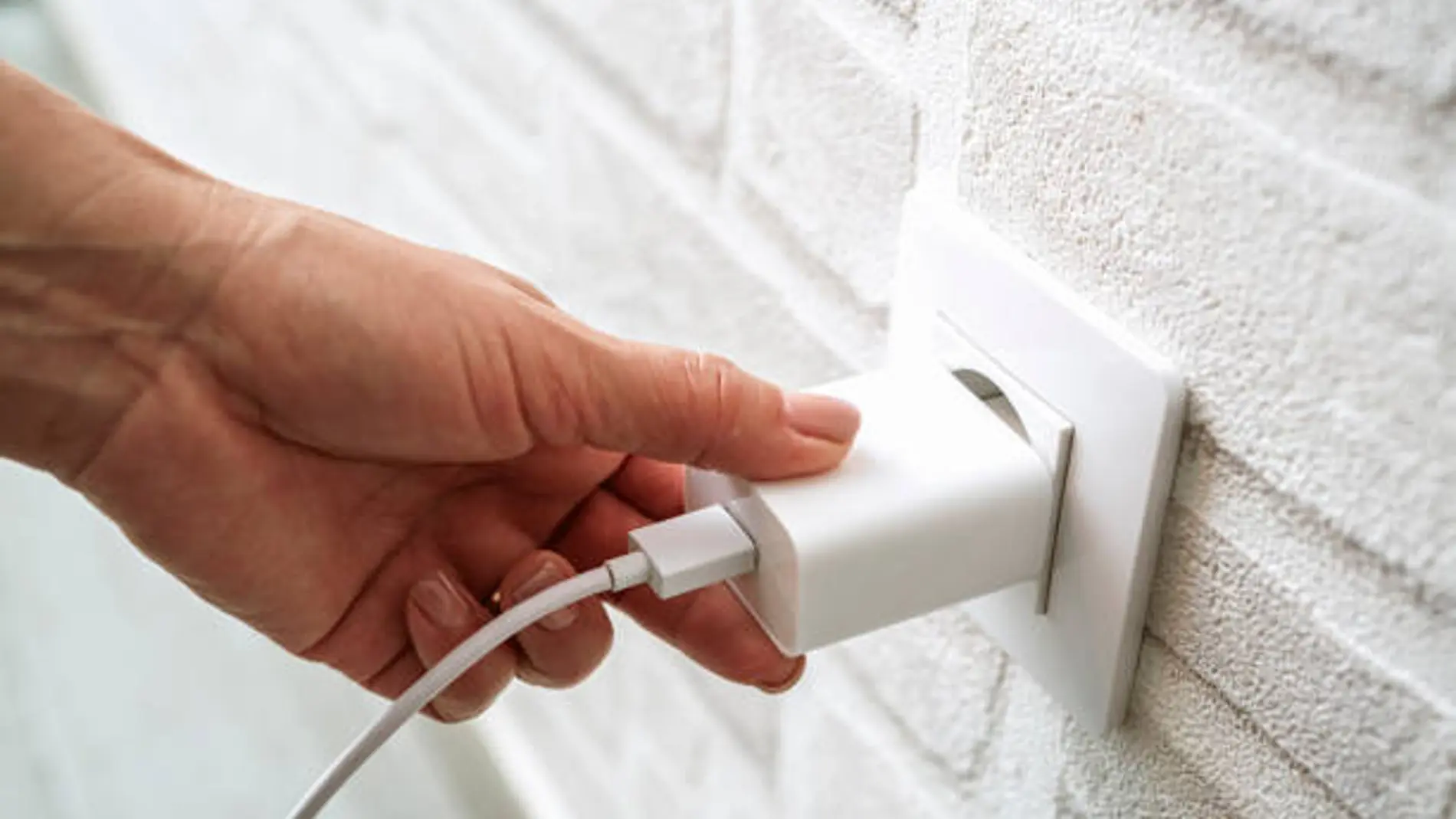 充電器を差し込んだままにすると、どれくらいのエネルギーが消費され、どれくらい危険ですか?