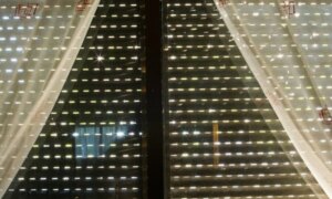 熱波の中では、ブラインドを完全に下げるのと、空気の流れを作るために半開きにしたほうが良いでしょうか?