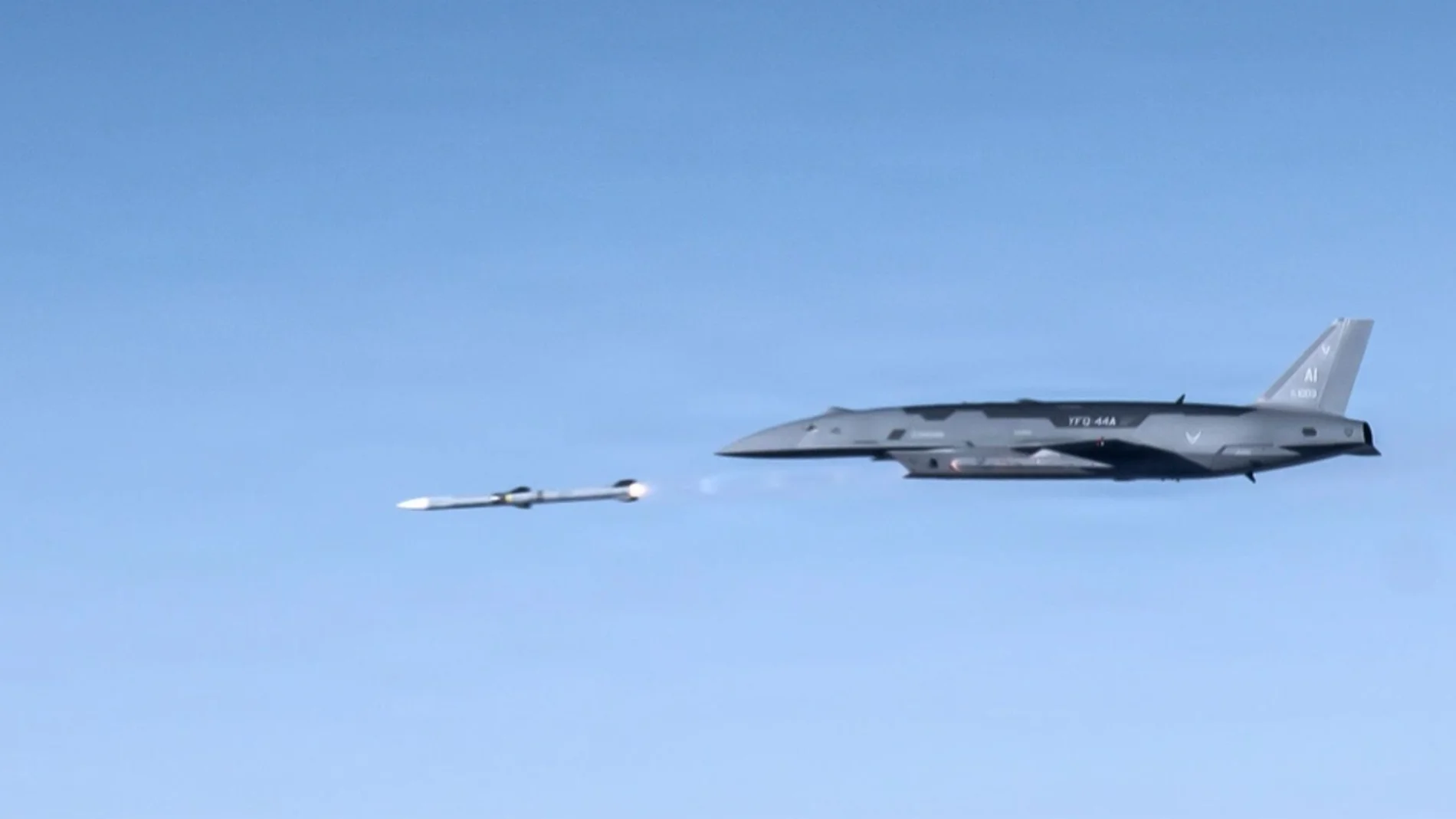 米国はフューリー無人偵察機が最初のミサイルを発射したことを確認