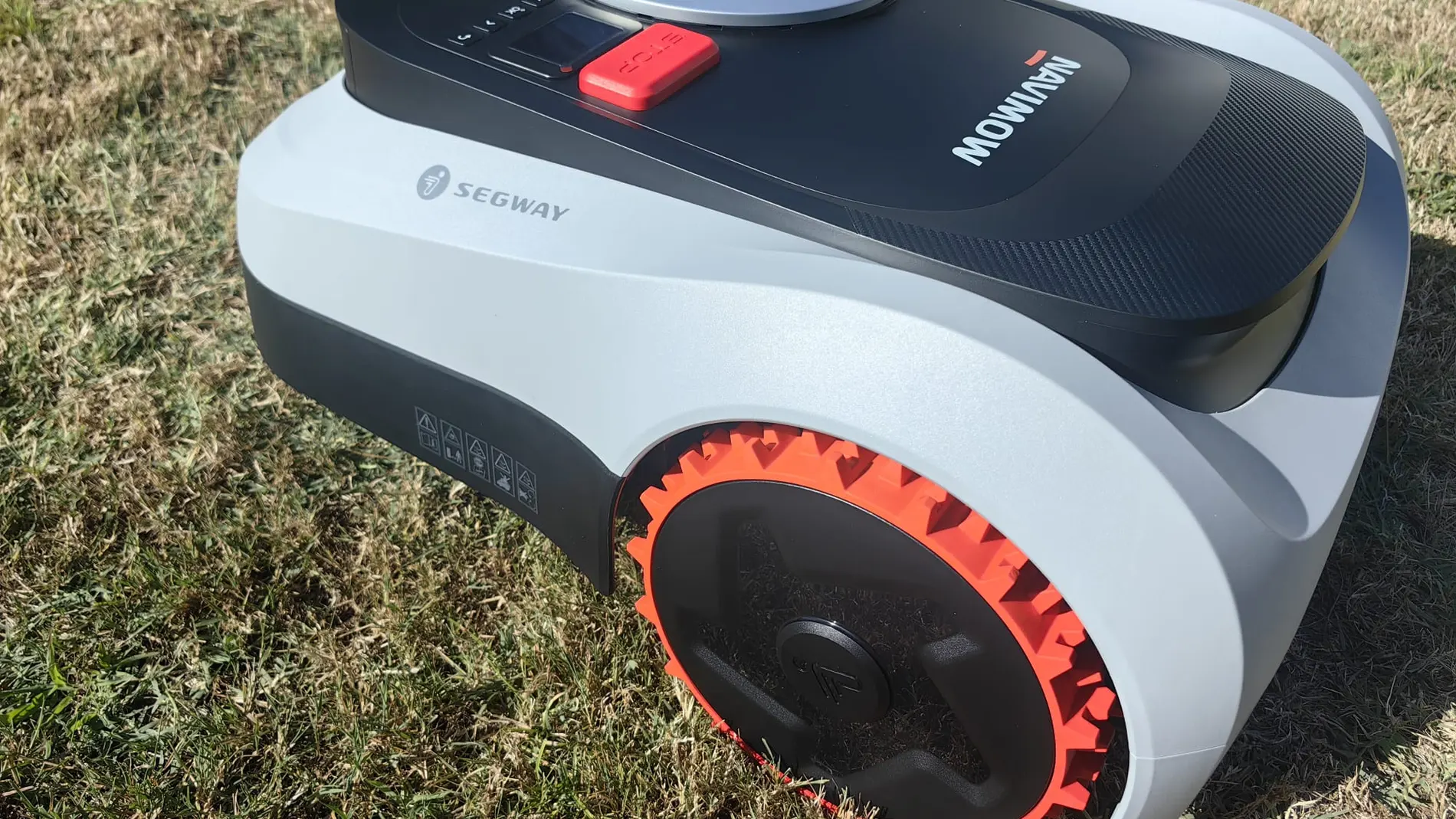日曜日のガジェット: Navimow i220 LiDAR、Segway という姓の芝刈り機