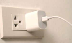 充電器をコンセントに差し込んだままにするときに多くの人が犯す間違いで、電力消費量が増加する可能性があります