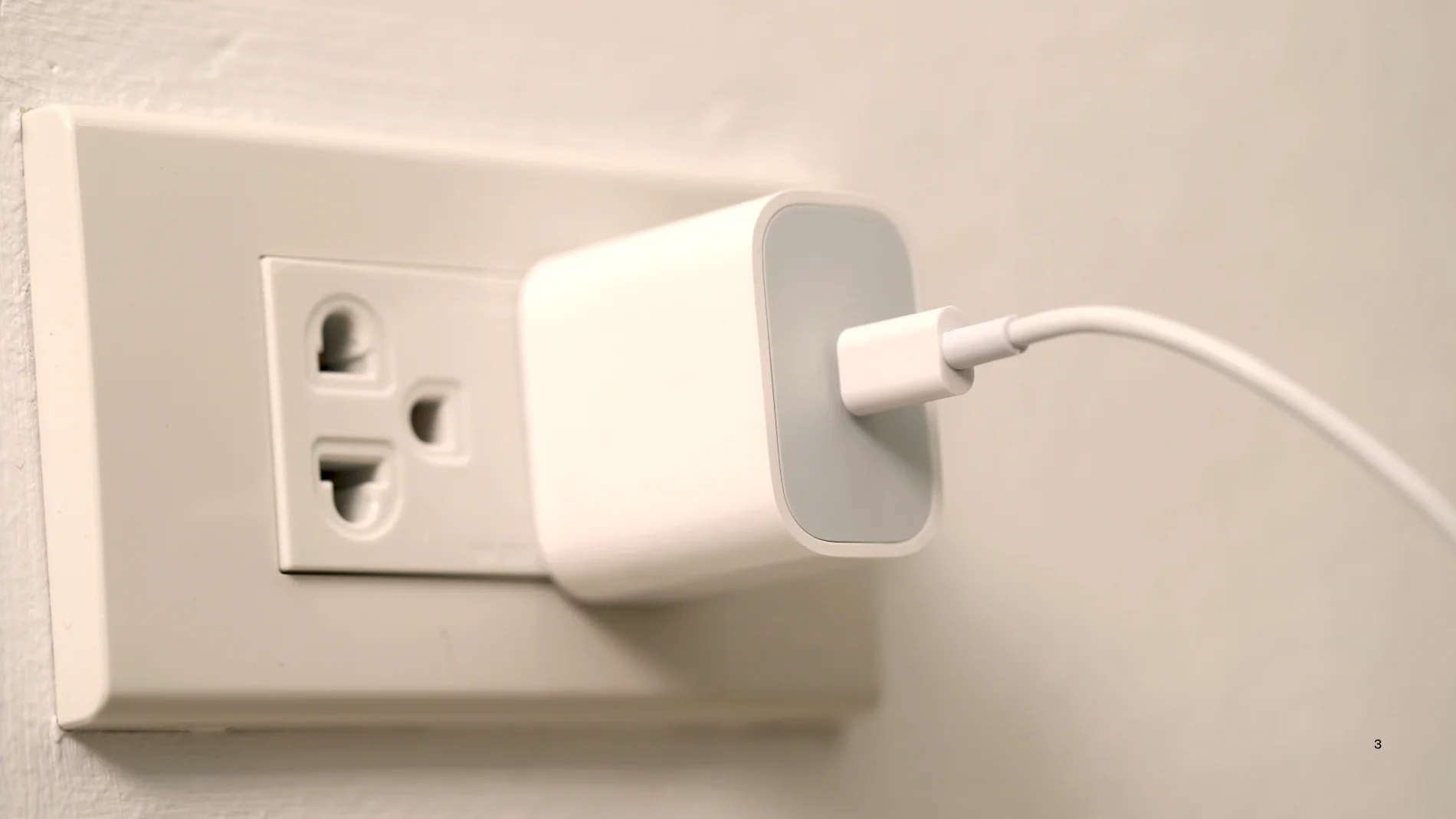 充電器をコンセントに差し込んだままにするときに多くの人が犯す間違いで、電力消費量が増加する可能性があります