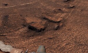 NASAが火星で見渡す限り広がる蜂の巣状の「ポリゴンの海」を発見