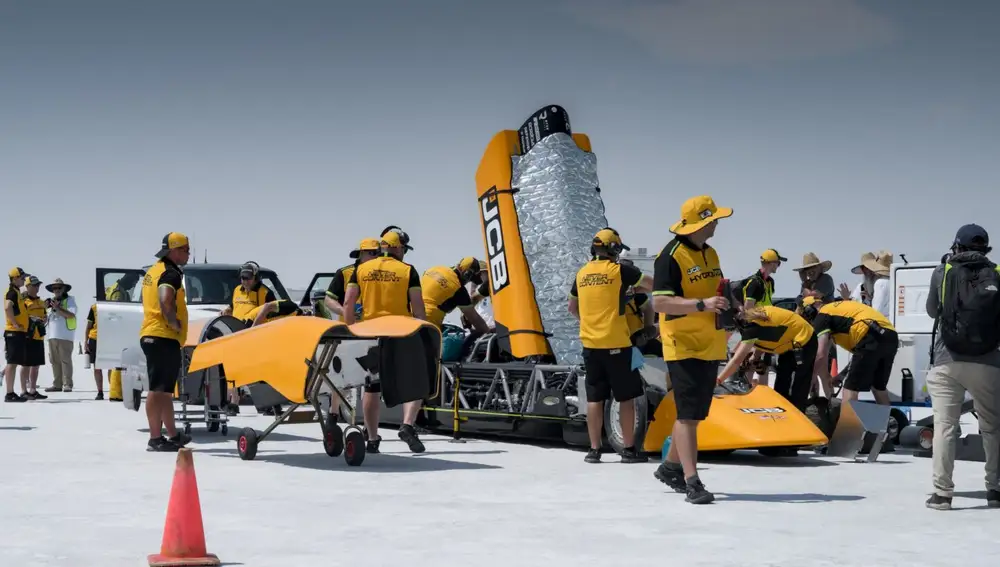 JCB Hydromax に取り組む Andy Green のチーム。