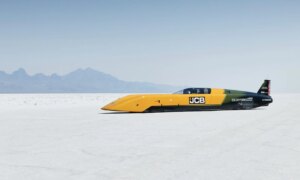 ハンドルを握った世界最速の男が時速654kmの水素自動車で新たな記録を破る