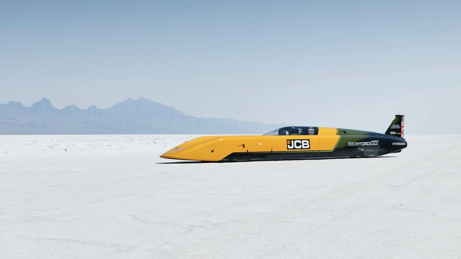 ハンドルを握った世界最速の男が時速654kmの水素自動車で新たな記録を破る
