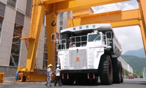 こちらは中国が発表した電動鉱山トラック「ZL230E」
