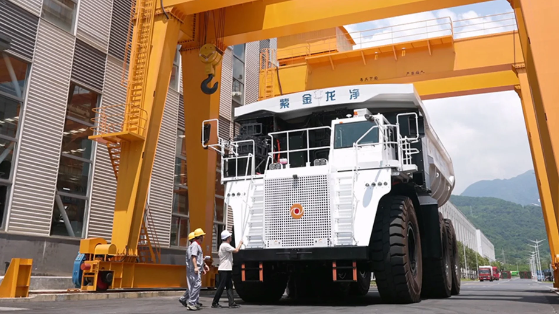 こちらは中国が発表した電動鉱山トラック「ZL230E」