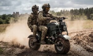 ウクライナが戦闘用に承認した100キロメートルを静かに走行できる2×2電動バイク
