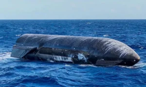 スターシップの着水は非常にうまくいったため、船はまだ無傷で海に浮かんでいます。現在、スペースXはそれを回収したいと考えています