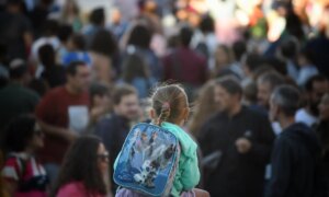 セウタの教師は学校に戻ることへの懸念を表明し、「授業に行くと警備員や武装した男たちを目にする未成年者。それが何の普通なのだろうか」と語った。