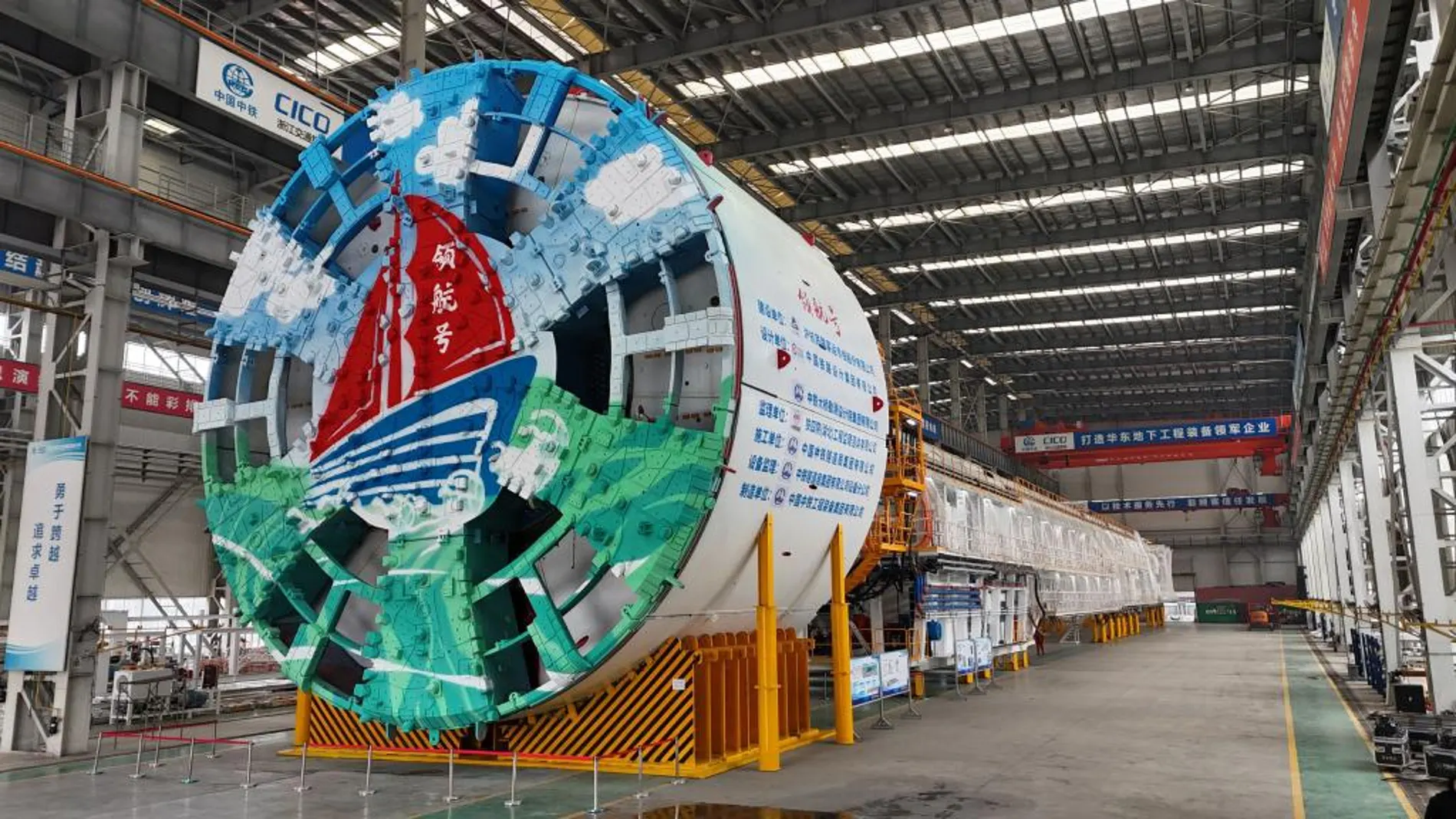 世界最大の鉄道トンネルボーリングマシンが、単一の切羽から 11 キロメートル以上を掘削して記録を破る