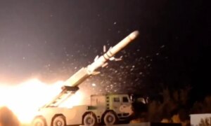 中国の極超音速グライダーが影から現れる：北京はDF-17が離陸する様子を示す