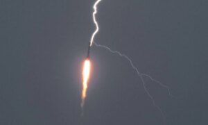 中国の長征3Bロケット、離陸30秒後に落雷（ビデオ）