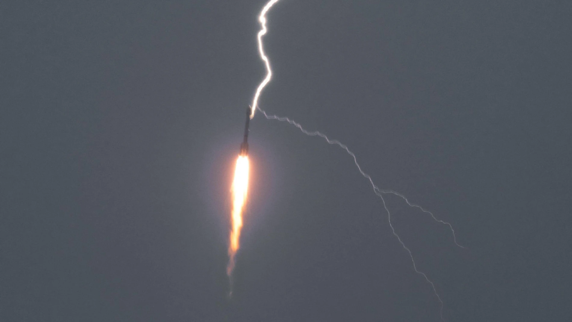 中国の長征3Bロケット、離陸30秒後に落雷（ビデオ）