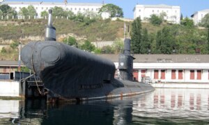 秘密兵器をテストするために建造された二重砲身艦首を備えた奇妙なソ連の潜水艦