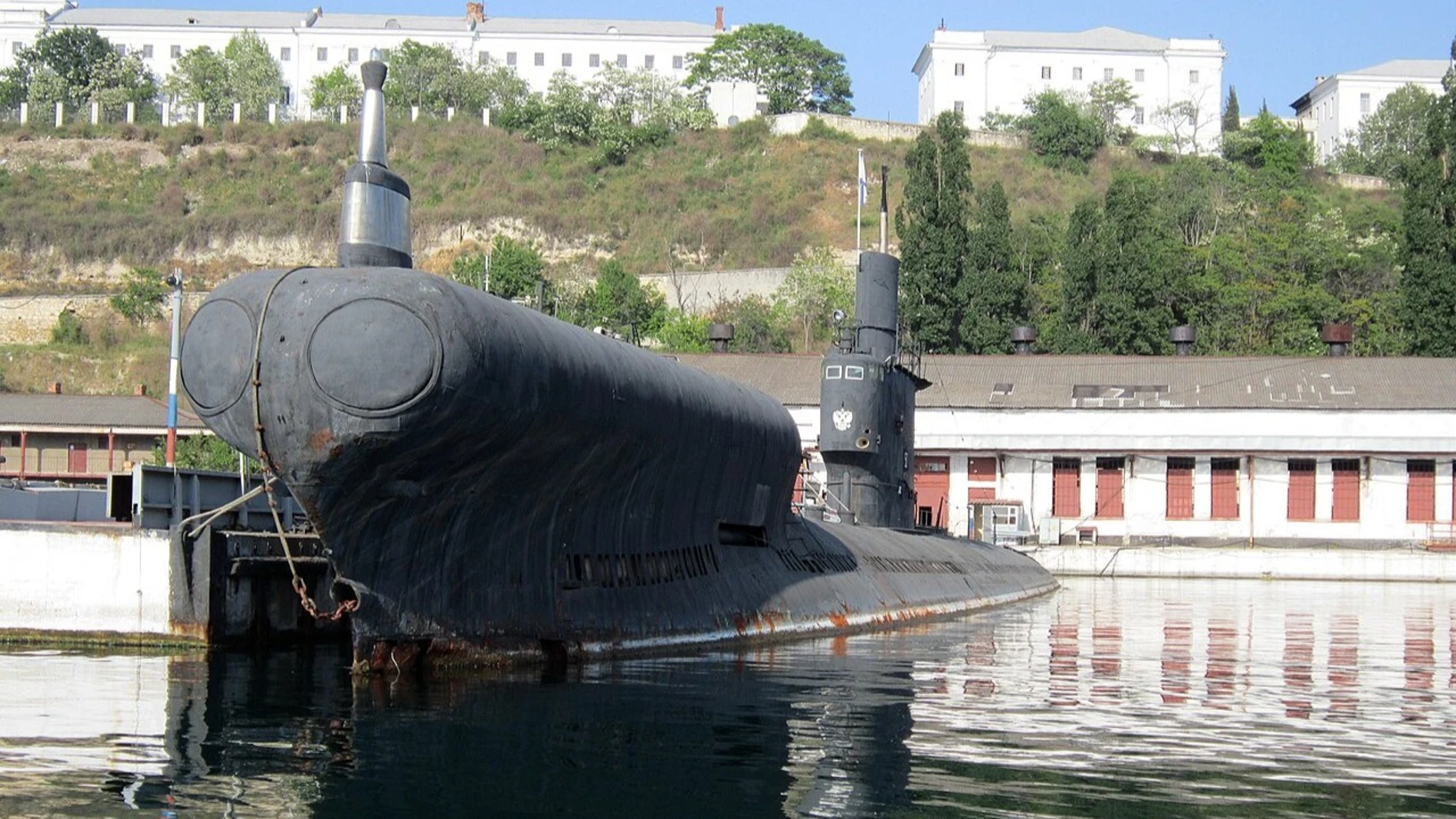 秘密兵器をテストするために建造された二重砲身艦首を備えた奇妙なソ連の潜水艦