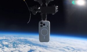 iPhone が 30 キロ以上の高さから落下、衝撃にも耐える