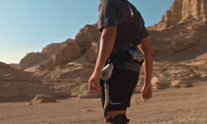 NAVEE は折りたたみスクーターと外骨格を使った移動に賭けています