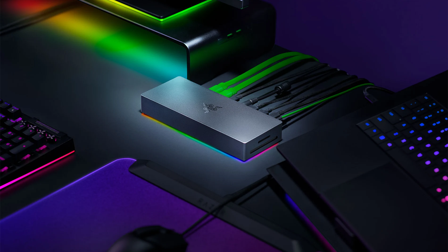 心配しないでください。Razer Thunderbolt 5 ドックは 1 本のケーブルで最大 3 台の 4K モニターと 8TB SSD を接続します。
