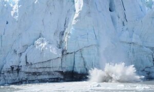 1977年、彼らはこの地域でよくある問題を解決するために、1万年前の氷の塊をアラスカからアイオワに輸送した。
