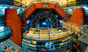 CERN が原子核内部の予期せぬ動作を検出