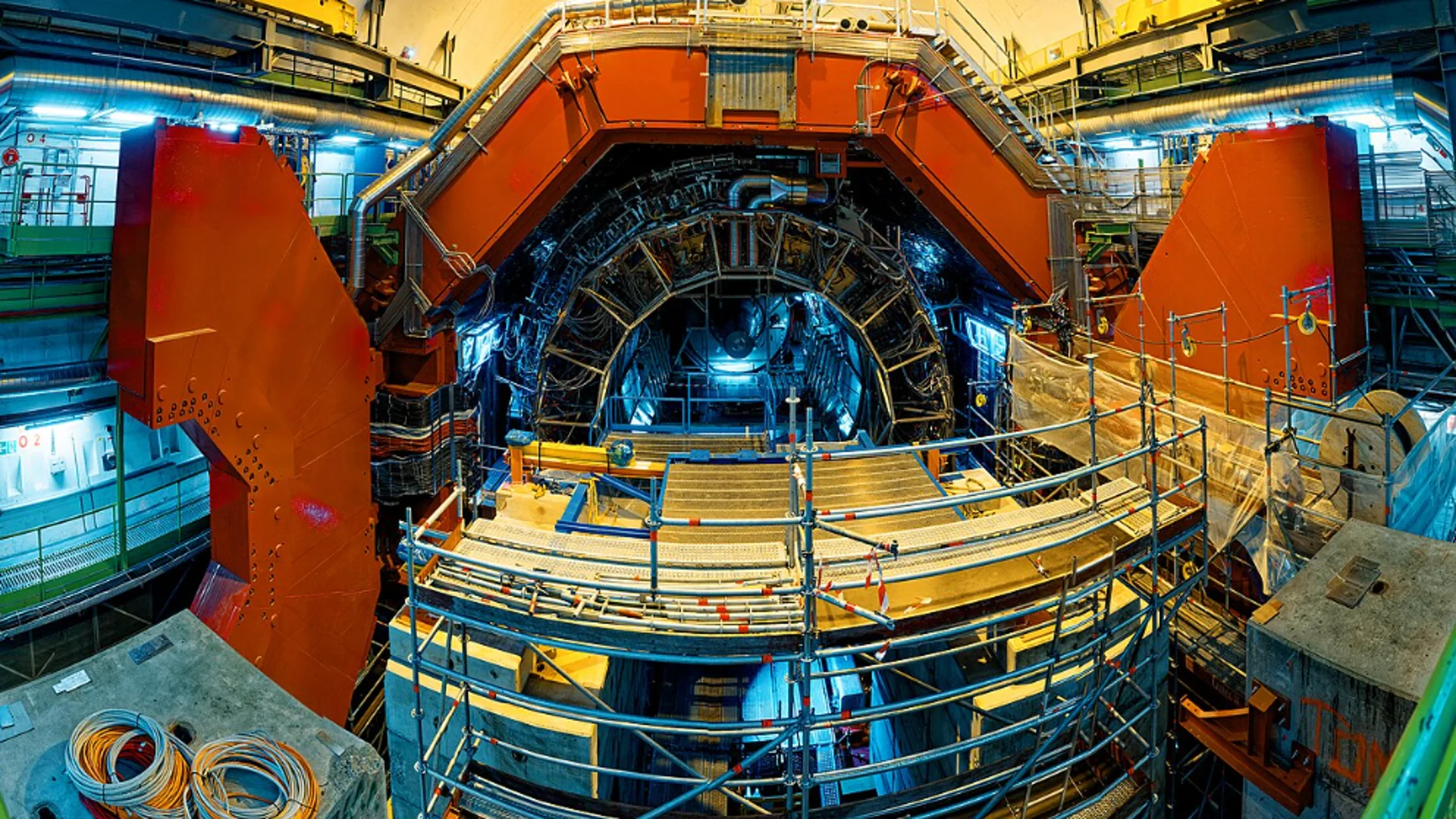CERN が原子核内部の予期せぬ動作を検出
