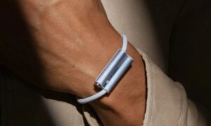 Fitbit の作成者は、遠隔で高齢者の世話をするのに役立つブレスレットを準備しています