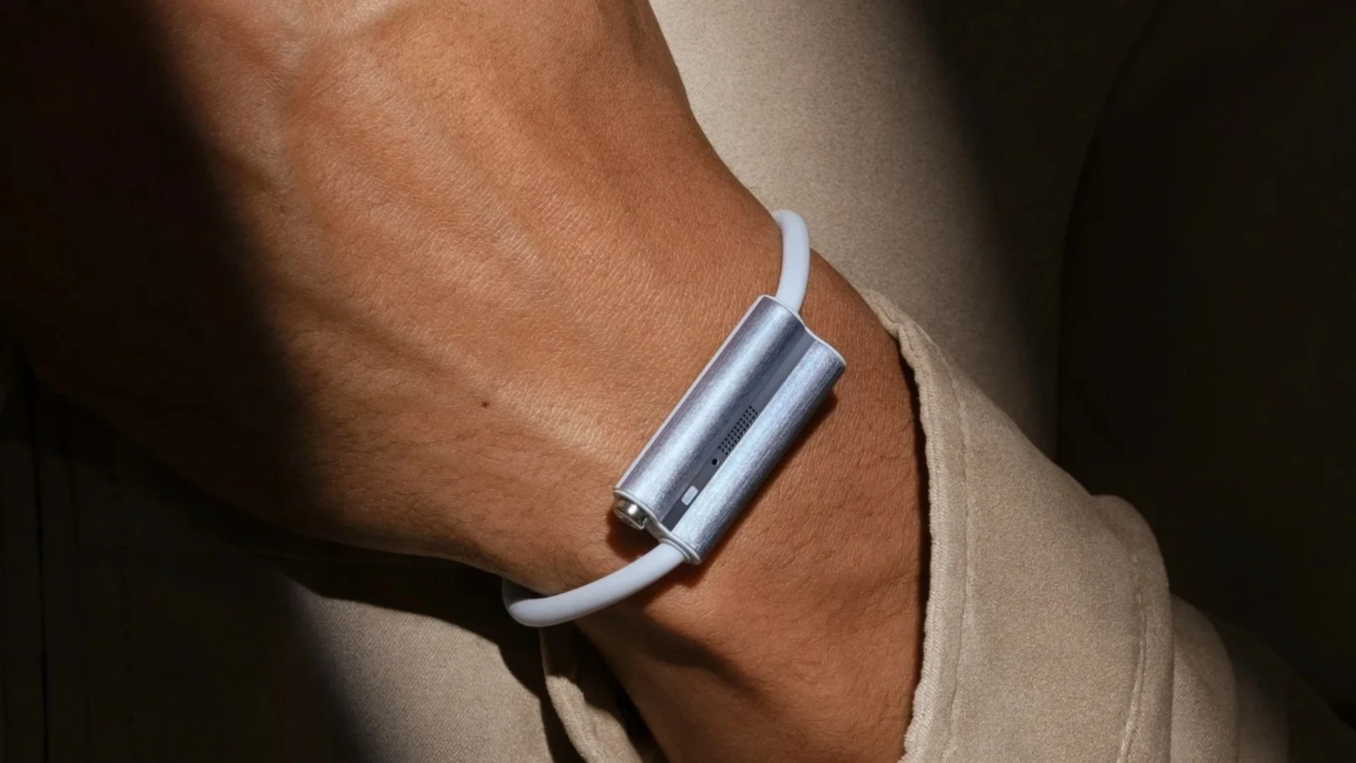 Fitbit の作成者は、遠隔で高齢者の世話をするのに役立つブレスレットを準備しています