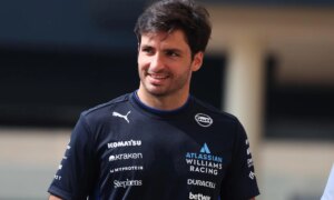 ここはカルロス・サインツ・ジュニアの家で、マドリングレースに向けて休息する予定です。コンクリート、大きな窓、スライドパネルが特徴です。