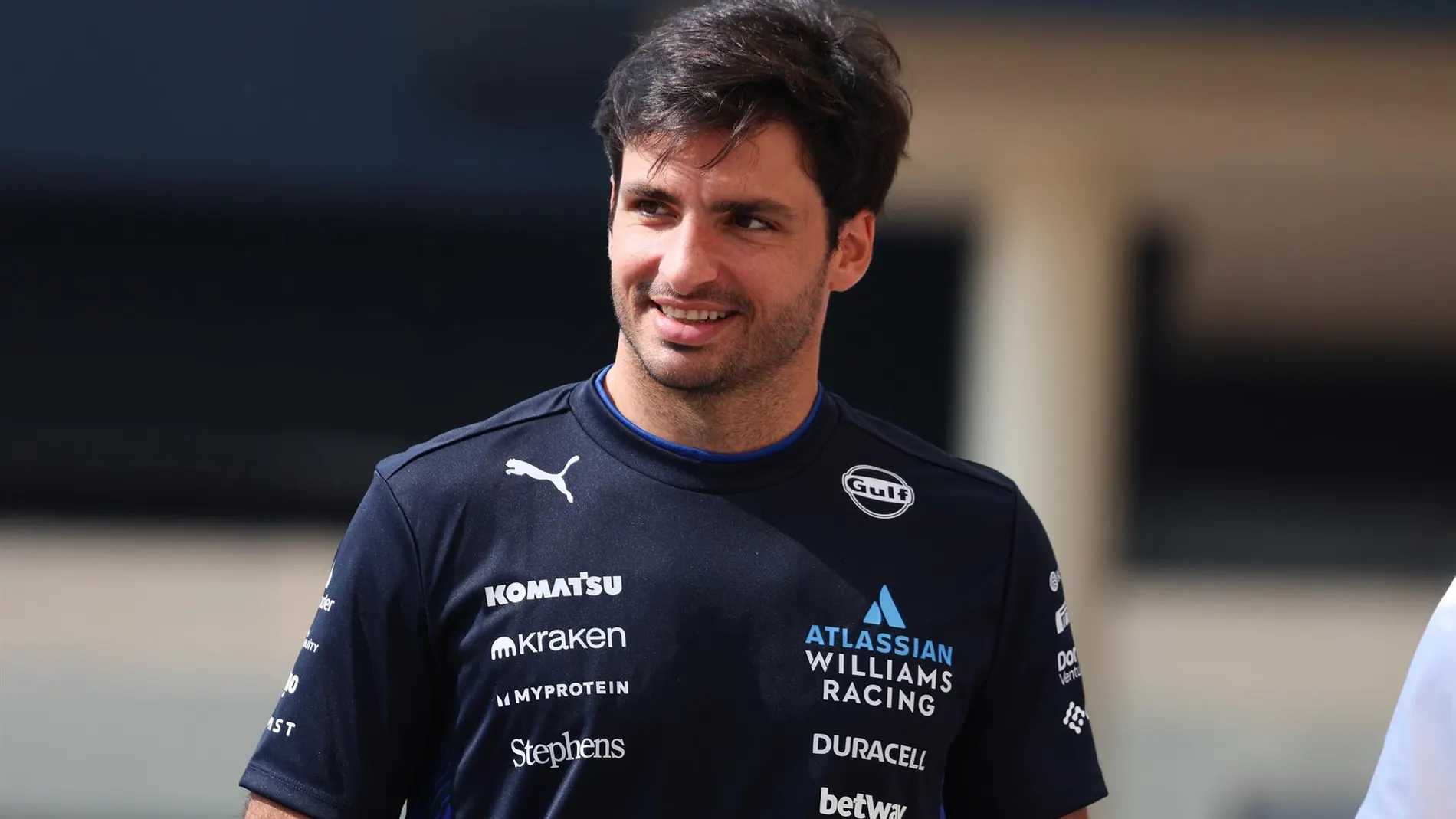 ここはカルロス・サインツ・ジュニアの家で、マドリングレースに向けて休息する予定です。コンクリート、大きな窓、スライドパネルが特徴です。