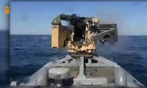 これは初のドローン海戦です。黒海で 1 隻のロボット船が別のロボット船を追跡し、破壊します。